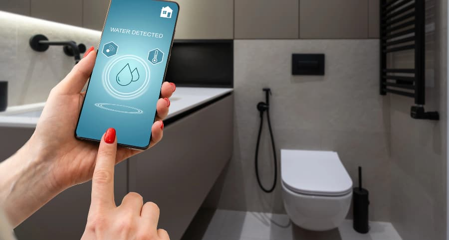 Cell phone app alerts homeowner of a water problem